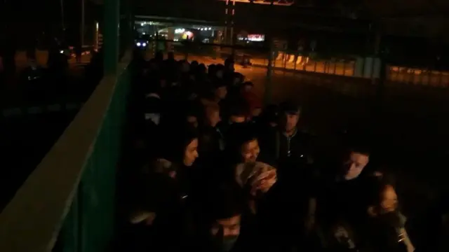 "Кордай" өткөрмө бекетинде узун кезек болуп, чек арадан өткөрүүдө тоскоолдуктар болгону тууралуу пикирлер социалдык тармактарда катуу талкууга алынды.