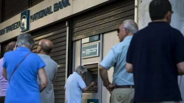 எடிஎம் எந்திர மையங்களுக்கு முன்பு குவிந்த மக்கள்