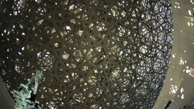 Detalle de las perforaciones en el domo.