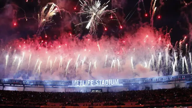 Fuegos artificiales durante el Super Bowl.