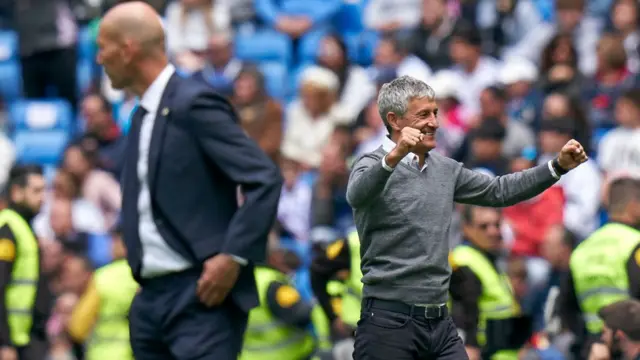 Quique Setien jubile après l'ouverture du score de son équipe contre le Real Madrid à Santiago Bernabeu.