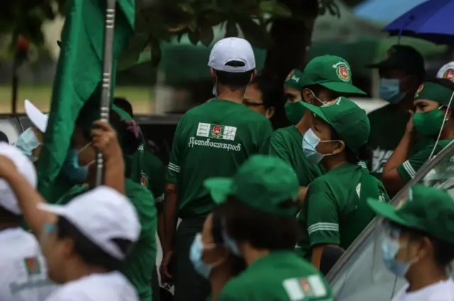 ၂၀၂၀ ရွေးကောက်ပွဲ မဲဆွယ်စည်းရုံးရေး ပြည်ထောင်စုကြံ့ခိုင်ရေးနှင့် ဖွံ့ဖြိုးရေးပါတီ ဒေါပုံမြို့နယ်မှာ ပါတီဆိုင်းဘုတ်တင်စဥ်