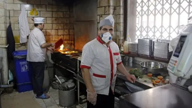 إيرانيون يضعون كماما