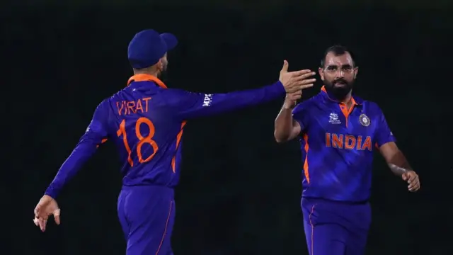 মোহাম্মদ সামিকে অভিনন্দন জানাচ্ছেন ভারতীয় অধিনায়ক ভিরাট কোহলি।