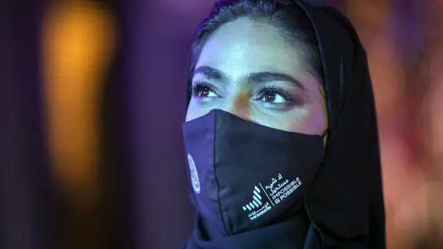 Женщина смотрит трансляцию выхода на орбиту