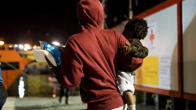 Ndị uweojii na-enyocha nwaanyị ahụ