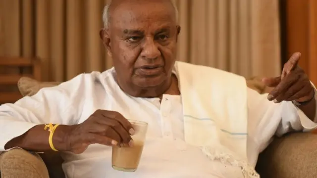 లోక్సభలో బలపరీక్షలో ఓడిపోవడంతో దేవెగౌడ 1997 ఏప్రిల్లో ప్రధాని పదవికి రాజీనామా చేశారు.