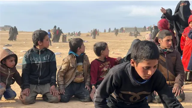 المئات بانتظار مصير مجهول