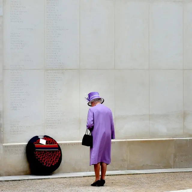 Durante uma visita ao National Memorial Arboretum,realsbet donoStaffordshire, a rainha colocou uma coroarealsbet donoflores ao ladorealsbet donouma seção do memorial das Forças Armadas onde estão inscritos os nomes dos mortosrealsbet dono2010