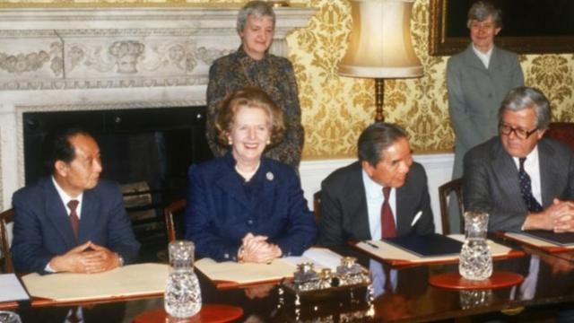 Từ trái sang: Hồ Diệu Bang, Margaret Thatcher, Sir Yue-Kong Pao và Ngoại trưởng Anh Sir Geoffrey Howe họp tại London, tháng Sáu 1986