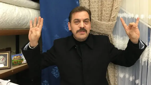 Ömer Örnekçi, "Ben mitinglerde artık böyle yapıyorum" diyerek, bir eliyle ülkücü selamı verirken diğer eliyle rabia işareti yapıyor.