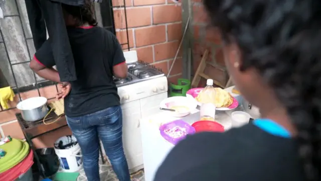 Mujeres cocinan en un hostal