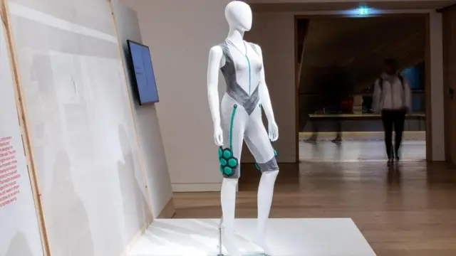 تساعد البدلة الذكية مستخدميها في تعزيز قوة عضلاتهم