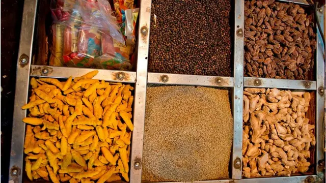 গুড়ো মশলা দেখতে সুন্দর করতে কৃত্রিম রং মেশানো হয়।