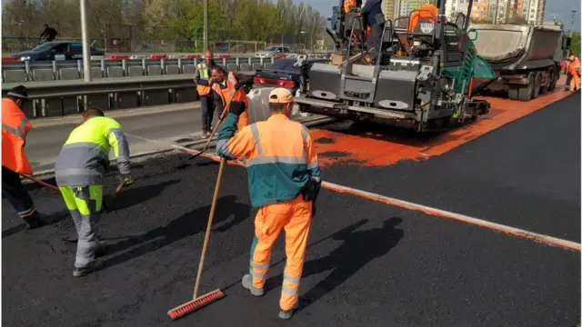 Дороги почали активно асфальтувати ще у квітні. І темпи будівництва та ремонтів лише наростали