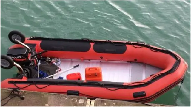 ইংলিশ চ্যানেলের তীরে ডোভারে অভিবাসীদের নিয়ে আসা একটি নৌকার ছবি তুলেছেন বিবিসির সাংবাদিক