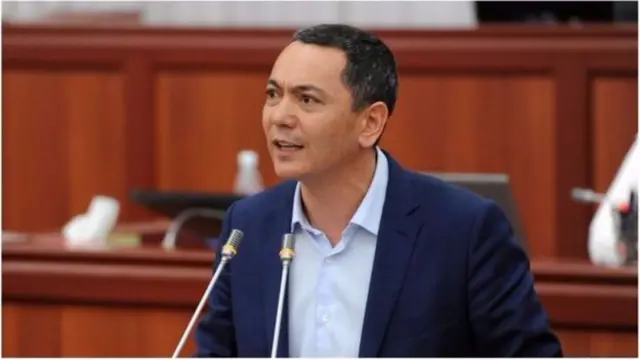 31-июлда өткөн маалымат жыйынында Өмүрбек Бабанов өзүнүн рейтинги өсүп жаткандыгын айтып, буга тынчсыздангандар аны каралап жатат деген.