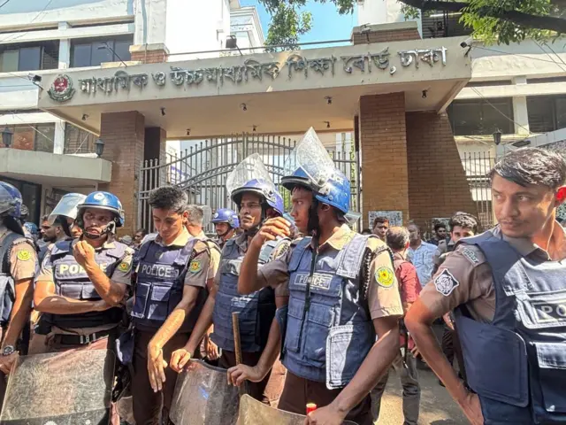 পরীক্ষার্থীদের বিক্ষোভকে ঘিরে ঢাকা শিক্ষা বোর্ডের সামনে পুলিশের অবস্থান