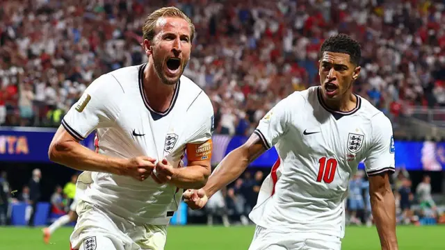 Harry Kane, de Inglaterra, celebra con su compañero Jude Bellingham tras marcar el primer gol de su equipo durante el partido de dieciseisavos de final del Mundial de fútbol 2026 entre Inglaterra y República Democrática del Congo en el estadio de Atlanta, Estados Unidos.