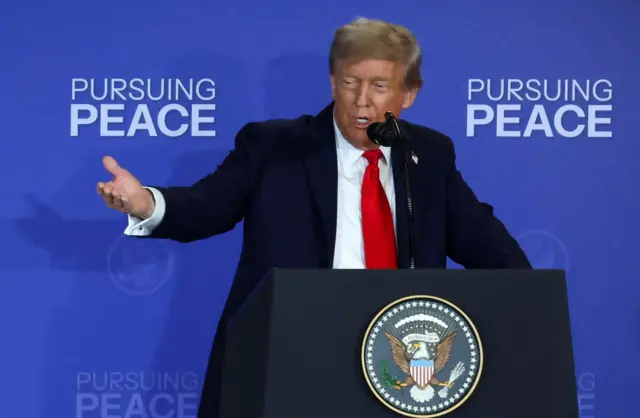 도널드 트럼프 미국 대통령이 15일(현지시간) 알래스카주 앵커리지의 앨먼도프-리처드슨 합동군사기지에서 블라디미르 푸틴 러시아 대통령과 우크라이나 종전 방안을 논의한 뒤 공동 기자회견에서 발언하고 있다