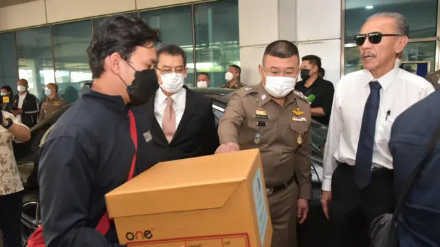 ตำรวจนำสำนวนคดีกว่า 2 หมื่นหน้า ส่งมอบสำนักงานอัยการสูงสุด