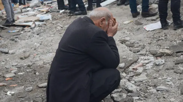 ভূমিকম্পে সর্বস্ব হারিয়ে ভেঙে পড়েছেন এই বৃদ্ধ।