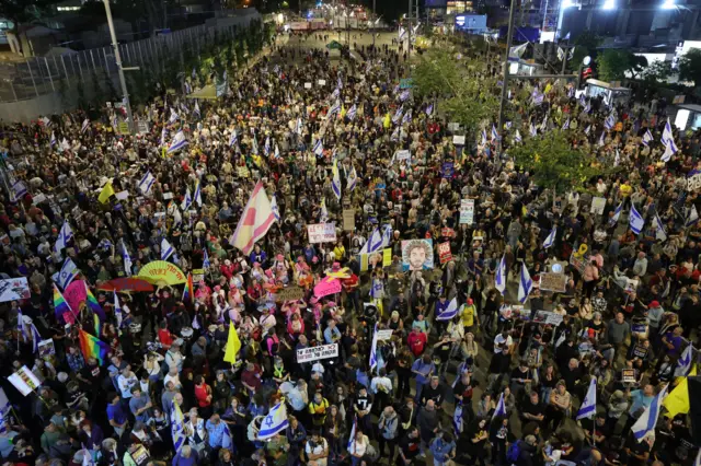 عائلات الرهائن الإسرائيليين لدى حماس في غزة ومتضامنون يشاركون في احتجاج يطالب بإتمام صفقة الرهائن بين إسرائيل وحماس، خارج مقر كرياه العسكري في تل أبيب، إسرائيل، 3 مايو 2025.