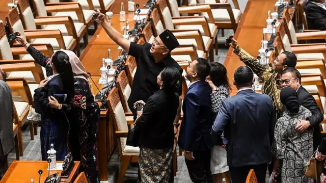 Rapat paripurna tersebut mengesahkan revisi Undang-undang Nomor 19 tahun 2006 tentang Dewan Pertimbangan Presiden (Wantimpres) menjadi usul inisiatif DPR serta pidato penutupan masa sidang.