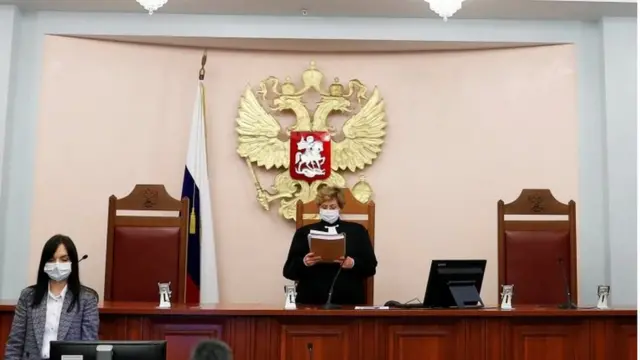 Una magistrada de la Suprema Corte lee el veredicto