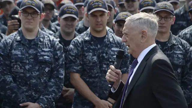 එක්සත් ජනපදයේ ආරක්ෂක ලේකම් ජේම්ස් මැටිස් හමුදා භටයන් අමතමින්