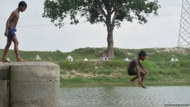 तालाब में छलांग लगाते बच्चे