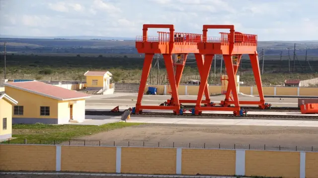 Winchi ya kubeba mizigo na kuweka katika magari ya moshi ya kubeba mizigo ambayo itabeba kasha la fiti 20 kwa shilingi 50,000 kutoka Mombasa hadi Nairobi.