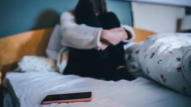 कोरोना महामारी के बीच इंटरनेट पर बच्चे