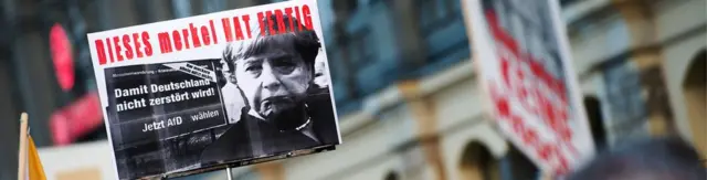 На демонстрации протеста были видны плакаты "Меркель пришел конец - голосуйте за АдГ, чтобы Германия не была разрушена"