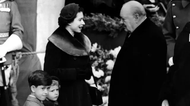 1953年，女王、查尔斯王子、安妮公主与首相温斯顿·丘吉尔。