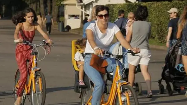 Tort oyogida yalangoch kotib