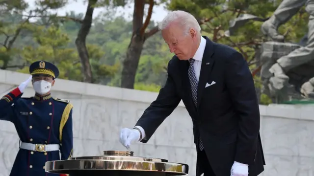 21일 방한 이틀째 국립서울현충원을 찾아 참배하는 조 바이든 미국 대통령