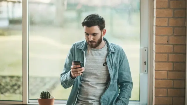 Чоловік зі смартфоном