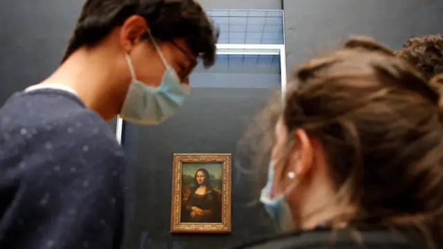 Jóvenes frente a la Mona Lisa