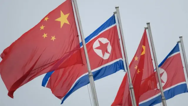 2019년 6월 19일 평양에 북한과 중국 국기가 게양되고 있다.