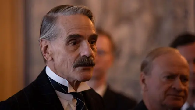 Джереми Айронс в роли премьер-министра Невилла Чемберлена в фильме "Мюнхен"