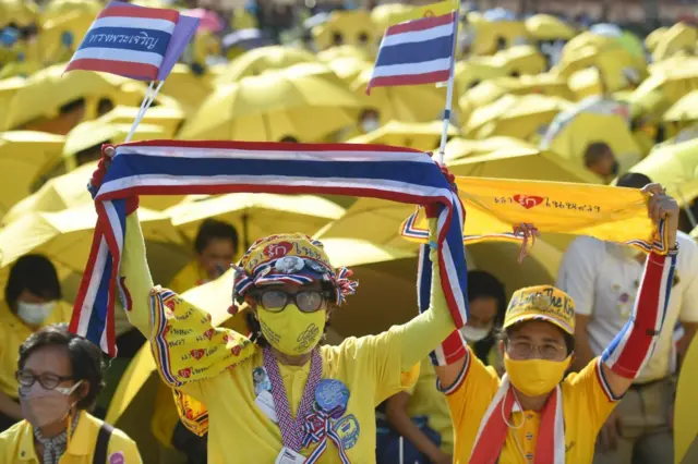 พสกนิกรมาเฝ้ารับเสด็จ