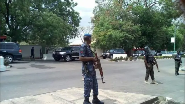 Awọn ọlọpa n duro bi ọkọ aarẹ Buhari se n kọja