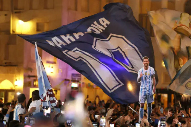 লিওনেল মেসির ছবি নিয়ে একদল ভক্ত