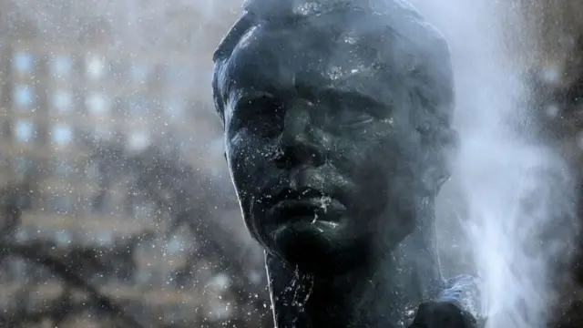 মস্কোতে ইউরি গ্যাগারিনের একটি ভাস্কর্য পরিষ্কার করা হচ্ছে