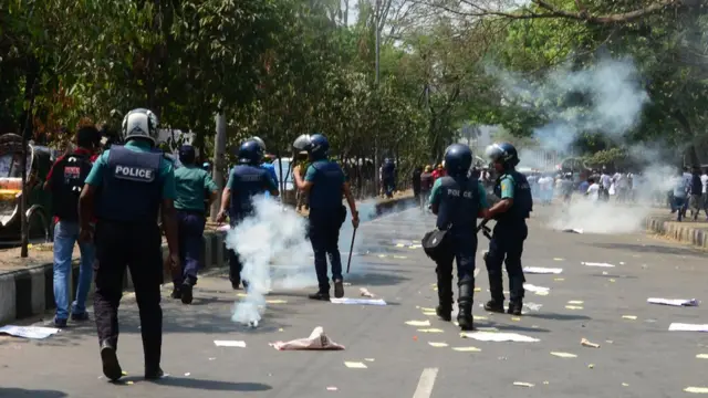 কোটা সংস্কার আন্দোলন দমনে সরকার কঠোর হচ্ছে বলে অভিযোগ করছে বিক্ষোভকারীরা