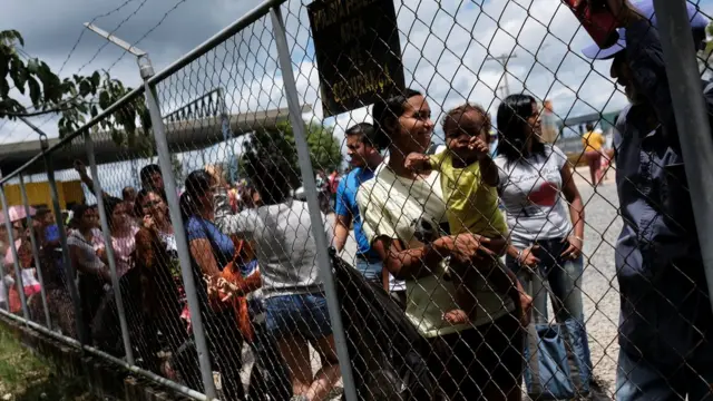 Venezuelanos na fronteira com o Brasil