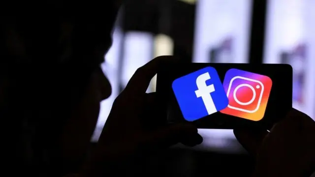 Logos de Facebook e Instagram en la pantalla de un celular.