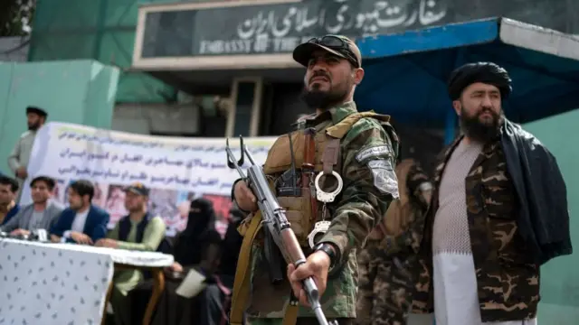 معترضان در برابر سفارت ایران در کابل، ۱۱ اپریل ۲۰۲۲