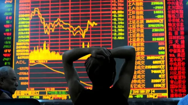 一位股民在看股市漲跌